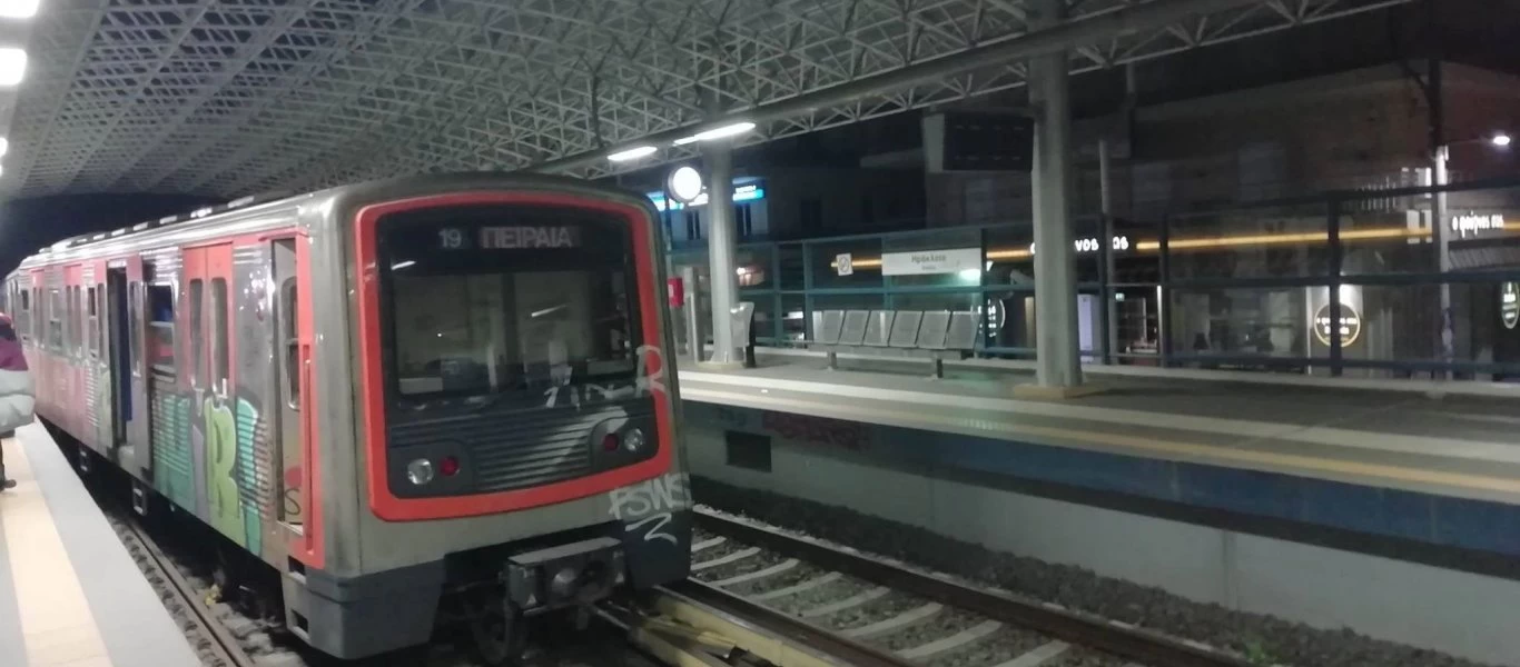 Ότι θέλουν κάνουν: Αφγανός «πρόσφυγας» επιτέθηκε σε 45χρονη σε συρμό του ΗΣΑΠ και έφτυσε αστυνομικούς